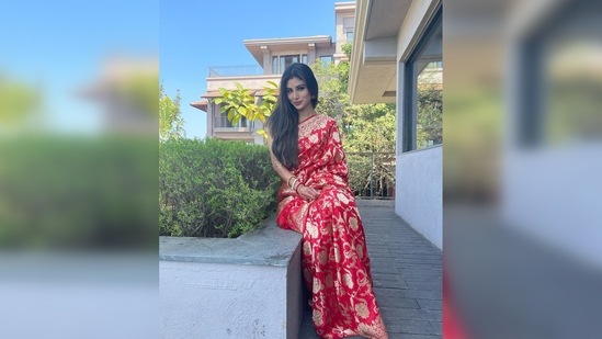 Mouni Roy accessorised her look with gold jhumkas and a simple gold chain on her neck.(Instagram/@imouniroy)