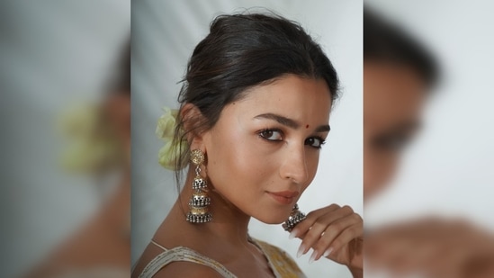 Subtle bronzed cheeks, peach nude lips and kohl watrelined eyes, Alia Bhatt leaves her fans mesmerised with her smirk.(Instagram/@aliaabhatt)