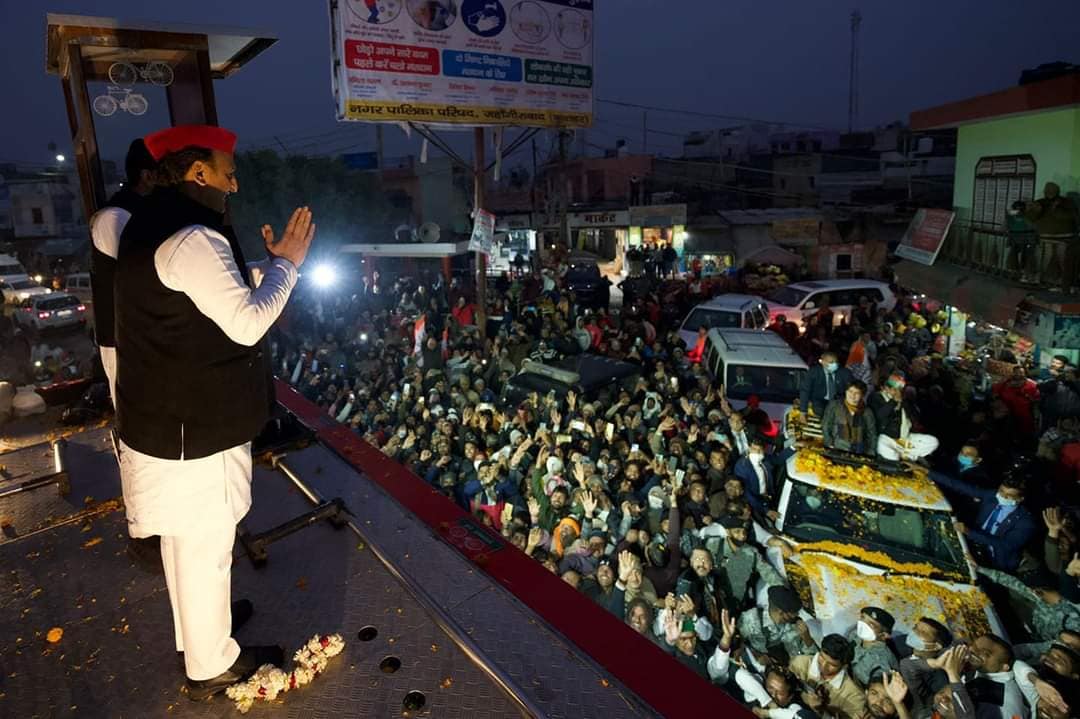 SP chief Akhilesh Yadav, RLD's Jayant Chaudhary and Congress leader Priyanka Gandhi Vadra greet one another in Bulandshahr on Thursday.&nbsp; (Sourced)