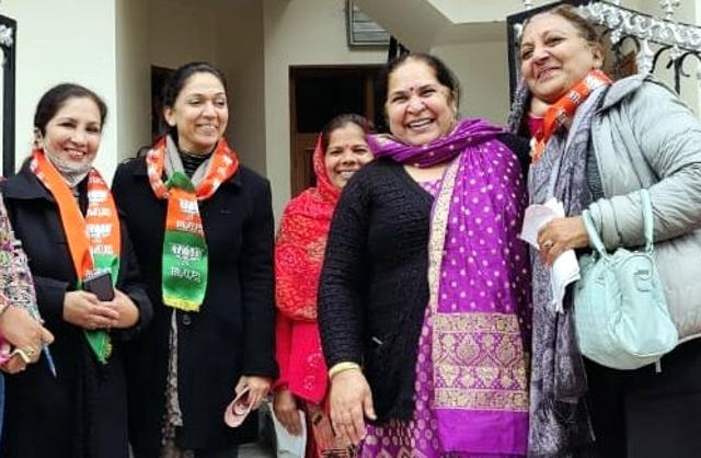 BJP candidate Sanjiv Vashisht’s family members interacting with voters in Mohali on Thursday. (HT Photo) BJP candidate Sanjiv Vashisht’s family members interacting with voters in Mohali on Thursday. (HT Photo)