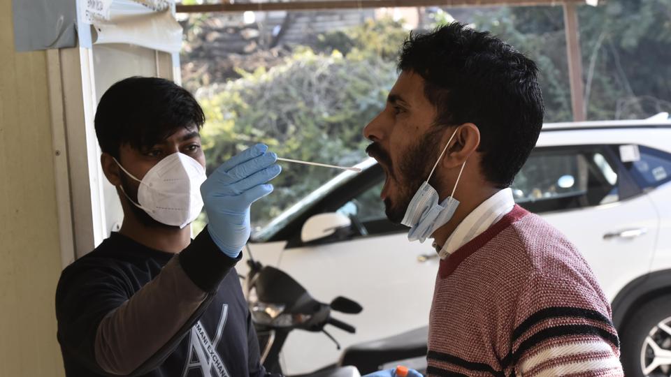As many as 61,992 Covid-19 tests were carried out in Delhi on Thursday, February 2, 2022. (Vipin Kumar/HT)