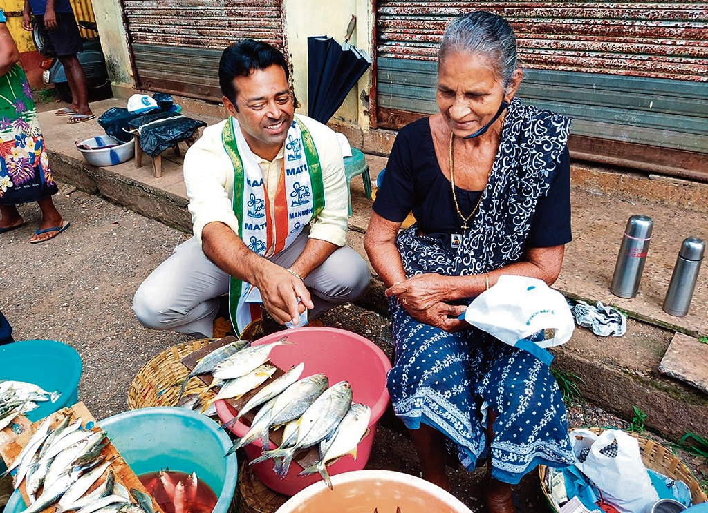 TMC leader Leander Paes interacts with a fish seller, in south Goa. (ANI) TMC leader Leander Paes interacts with a fish seller, in south Goa. (ANI)