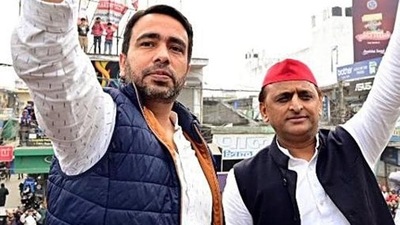 RLD president Jayant Chaudhary and SP chief Akhilesh Yadav during a poll rally.&nbsp; (ANI)