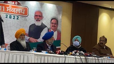 (From left) National Democratic Alliance members Sukhdev Singh Dhindsa, Hardeep Singh Puri, Capt Amarinder Singh and state BJP chief Ashwani Sharma at the press conference to announce the 11 resolutions for Punjab on Friday. (HT Photo) (From left) National Democratic Alliance members Sukhdev Singh Dhindsa, Hardeep Singh Puri, Capt Amarinder Singh and state BJP chief Ashwani Sharma at the press conference to announce the 11 resolutions for Punjab on Friday. (HT Photo)