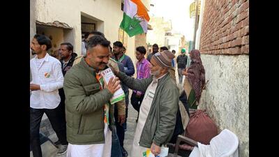 Activists of the National Students Union of India (NSUI) and the Youth Congress campaigning in Dhuri on Thursday. (HT Photo)