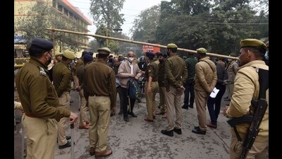 Tight security at Collectorate in Lucknow where scrutiny of nomination papers of poll candidates are being held. (Deepak gupta /HT Photo)