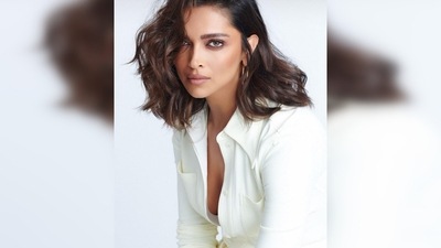 With smokey waterlined eyes and acing the bronze makeup look, Deepika Padukone leaves her fans mesmerised. (Instagram/@deepikapadukone) With smokey waterlined eyes and acing the bronze makeup look, Deepika Padukone leaves her fans mesmerised. (Instagram/@deepikapadukone)