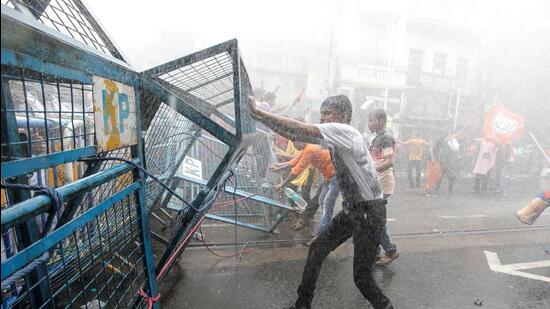 Supporters of India’s Bharatiya Janata Party (BJP) break barricades as police use water cannon to disperse them during a protest against what they call violence against their party workers in the state of West Bengal, in Kolkata, India, June 12, 2019. REUTERS/Rupak De Chowdhuri TPX IMAGES OF THE DAY (REUTERS)