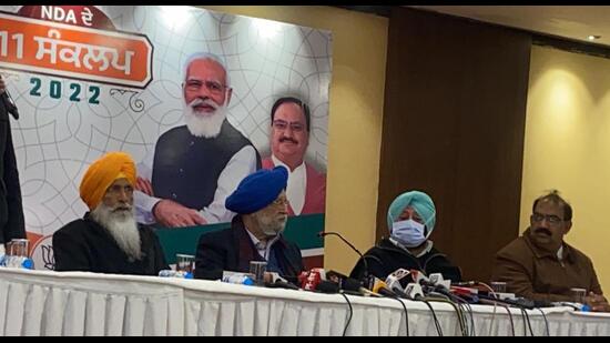 (From left) National Democratic Alliance members Sukhdev Singh Dhindsa, Hardeep Singh Puri, Capt Amarinder Singh and state BJP chief Ashwani Sharma at the press conference to announce the 11 resolutions for Punjab on Friday. (HT Photo)