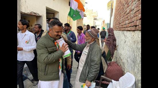 Activists of the National Students Union of India (NSUI) and the Youth Congress campaigning in Dhuri on Thursday. (HT Photo)