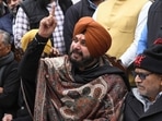 Punjab Congress party president and Congress party candidate Navjot Singh Sidhu (C) speaks to the media during a press conference ahead of the Punjab state assembly elections, in Amritsar.(AFP)