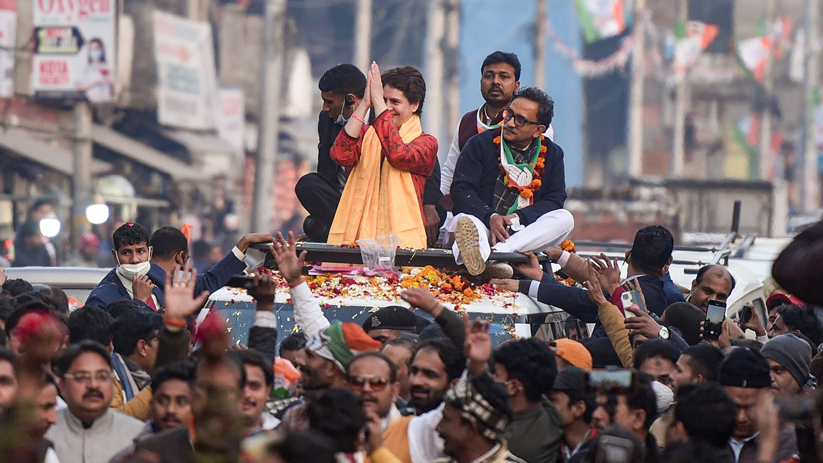 BJP Workers Surround Priyanka's Car In UP; She Hands Them Cong's Youth ...