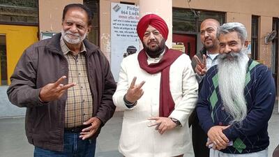 Congress leader KK Bawa coming out of mini-secretariat with party leader Bharat Bhushan Ashu and mayor Balkar Sandhu, after withdrawing his nominations in Ludhiana on Friday. (Gurpreet Singh/HT)