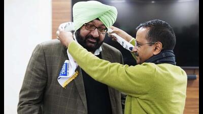 AAP national convener Arvind Kejriwal welcoming former Congress MLA from Qila Raipur constituency Jasbir Singh Khangura into the AAP party fold.
