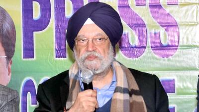Union minister Hardeep Puri addressing media in Ludhiana on Saturday. (Gurpreet Singh/HT)
