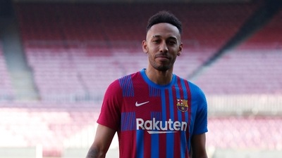 &nbsp;FC Barcelona's new signing Pierre-Emerick Aubameyang poses during the presentation. (REUTERS)