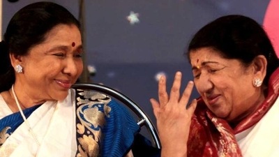Asha Bhosle met her sister Lata Mangeshkar,&nbsp; (Vidya-Subramanian/HT Photo)