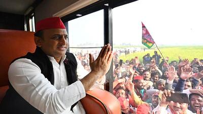 Samajwadi Party chief Akhilesh Yadav greets supporters at workers meeting ahead of the Uttar Pradesh assembly elections, in Mathura on Saturday. (ANI) Samajwadi Party chief Akhilesh Yadav greets supporters at workers meeting ahead of the Uttar Pradesh assembly elections, in Mathura on Saturday. (ANI)