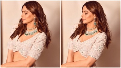Assisted by makeup artist Mukesh Patil, Aamna decked up in nude eyeshadow, black eyeliner, mascara-laden eyelashes, contoured cheeks and a shade of nude lipstick. (Instagram/@aamnasharifofficial)