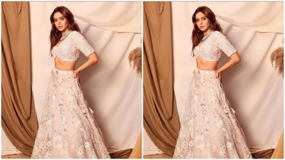 Styled by fashion stylist Shrushti Gupta, Aamna wore her tresses open and added a white wildflower to her hair. “Listen to the Silence… It has so much to say," Aamna wrote. (Instagram/@aamnasharifofficial)