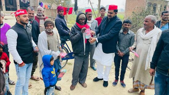 A SP worker campaigning in a village in Malhani area of Jaunpur (HT Photo)