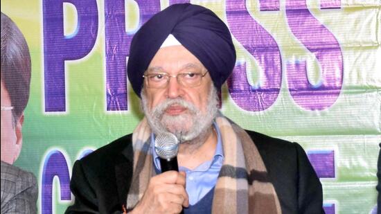 Union minister Hardeep Puri addressing media in Ludhiana on Saturday. (Gurpreet Singh/HT)