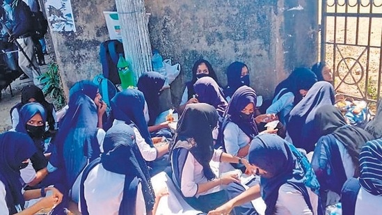 Karnataka: Hijab row escalates, 3 more colleges deny students entry Karnataka: Hijab row escalates, 3 more colleges deny students entry