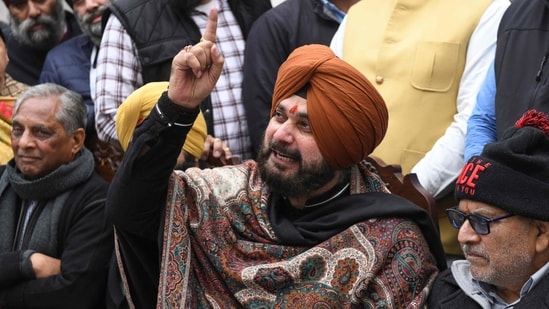 Punjab Congress party president and Congress party candidate Navjot Singh Sidhu (C) speaks to the media during a press conference ahead of the Punjab state assembly elections, in Amritsar.(AFP)
