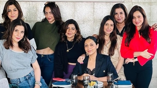 Gauri Khan with Farah Khan, Bhavana Pandey, Maheep Kapoor, Seema Khan, Neelam Kothari Soni, Pooja Dadlani, and Tanaaz Bhatia.