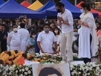 Actor Shah Rukh Khan pays tribute to late singer Lata Mangeshkar at Mumbai's Shivaji Park. (Varinder Chawla)