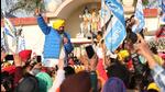 Aam Aadmi Party’s chief ministerial candidate Bhagwant Singh Mann addressing a road show in Mohali on Sunday. Face masks and social distancing were given the go-by at the event. (HT Photo)
