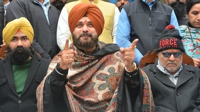 Navjot Singh Sidhu (C) with Former Aam Aadmi Party (AAP) MP from Patiala Dharamvir Gandhi (R) during a press conference in Amritsar. (Photo by Sameer Sehgal /Hindustan Times) Navjot Singh Sidhu (C) with Former Aam Aadmi Party (AAP) MP from Patiala Dharamvir Gandhi (R) during a press conference in Amritsar. (Photo by Sameer Sehgal /Hindustan Times)