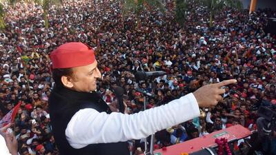 Samajwadi Party chief Akhilesh Yadav on the campaign troll for the UP polls in Agra on Sunday. (HT PHOTO) Samajwadi Party chief Akhilesh Yadav on the campaign troll for the UP polls in Agra on Sunday. (HT PHOTO)