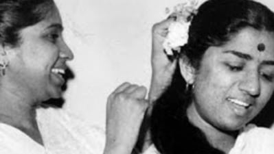 Lata Mangeshkar and sister Asha Bhosle clicked sharing a candid moment in their youth. Lata Mangeshkar and sister Asha Bhosle clicked sharing a candid moment in their youth.