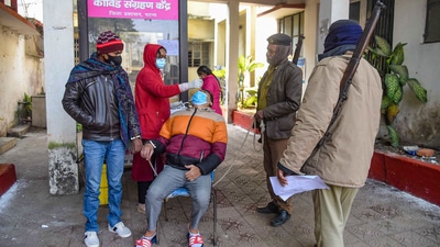 According to the official data, the percentage of covid deaths among vaccinated people stands at 10%. However, the death percentage among non-vaccinated people or the ones with one dose stands at 22%. (PTI)