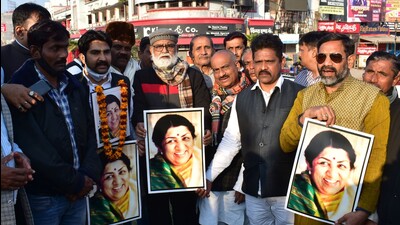 Locals in Prayagraj paying tributes to Lata Mangeshkar on Sunday. (HT) Locals in Prayagraj paying tributes to Lata Mangeshkar on Sunday. (HT)
