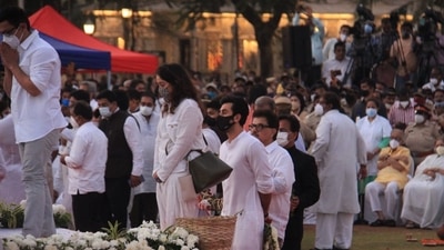 Actor Aamir Khan and his daughter Ira Khan gave their last respect to veteran singer Lata Mangeshkar. (Varinder Chawla) Actor Aamir Khan and his daughter Ira Khan gave their last respect to veteran singer Lata Mangeshkar. (Varinder Chawla)