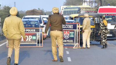 Police personnel controlling the traffic on Ludhiana Ferozepur road to give a way to cavalcade of AICC chief Rahul Gandhi in Ludhiana on Sunday. (HT Photo) Police personnel controlling the traffic on Ludhiana Ferozepur road to give a way to cavalcade of AICC chief Rahul Gandhi in Ludhiana on Sunday. (HT Photo)