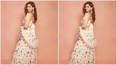 Assisted by makeup artist Sachin Salvi, Aamna decked up in nude eyeshadow, black eyeliner, mascara-laden eyelashes, pink blush and a shade of nude lipstick. (Instagram/@aamnasharifofficial)