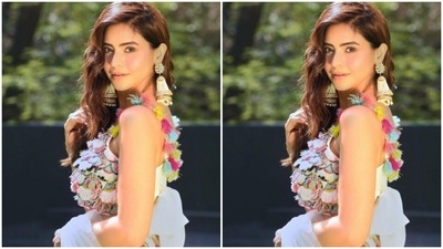Aamna played muse to the fashion designer Payal Singhal and picked a traditional ensemble from her wardrobe. (Instagram/@aamnasharifofficial)