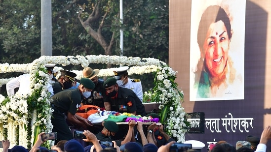 Mortal remains of legendary singer Lata Mangeshkar being brought to Shivaji Park for her last rites, in Mumbai, India, on Sunday. (Photo by Bhushan Koyande/ HT Photo)