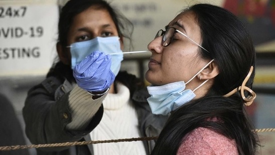 A doctor informed that during the third wave of covid, the most number of hospitalised people were young. However, around 45 percent of them had co-morbidity.(Vipin Kumar/HT PHOTO)
