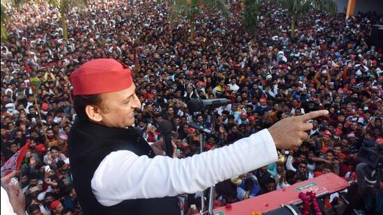 Samajwadi Party chief Akhilesh Yadav on the campaign troll for the UP polls in Agra on Sunday. (HT PHOTO)