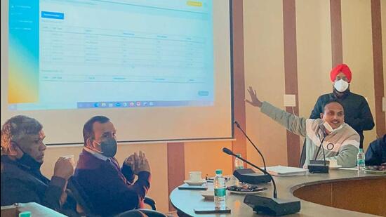 DEO-cum-DC Varinder Kumar Sharma addressed representatives of political parties during the randomisation of EVMs for Sahnewal, Payal and Ludhiana (South) constituencies. (HT Photo)