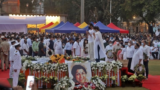 Bollywood actors pay respects to late Indian singer Lata Mangeshkar during her funeral at Shivaji Park in Mumbai, India, February 6, 2022. REUTERS/Niharika Kulkarni(REUTERS)