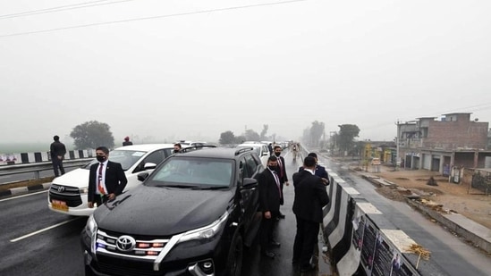 Prime Minister Narendra Modi’s cavalcade stuck on a flyover in Ferozepur on January 5. (ANI) Prime Minister Narendra Modi’s cavalcade stuck on a flyover in Ferozepur on January 5. (ANI)