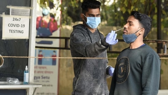 During the third wave of covid (from December 16, 2021 to January 17, 2022), the average age of hospitalised people was 44 years. However, before that (November 15, 2021 to December 15, 2021), the average age was 55 years.(Parveen Kumar/HT)