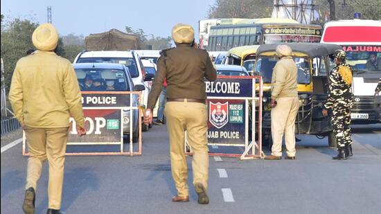 Police personnel controlling the traffic on Ludhiana Ferozepur road to give a way to cavalcade of AICC chief Rahul Gandhi in Ludhiana on Sunday. (HT Photo)