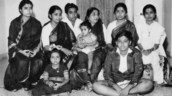 Lata Mangeshkar's family picture. (Credits: Instagram: @Filmhistorypics)
