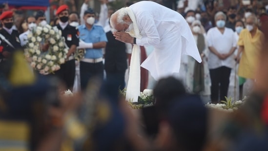 PM Narendra Modi paid his last respects to Lata Mangeshkar at Mumbai's Shivaji Park. (Hindustan Times/ Satish Bate)